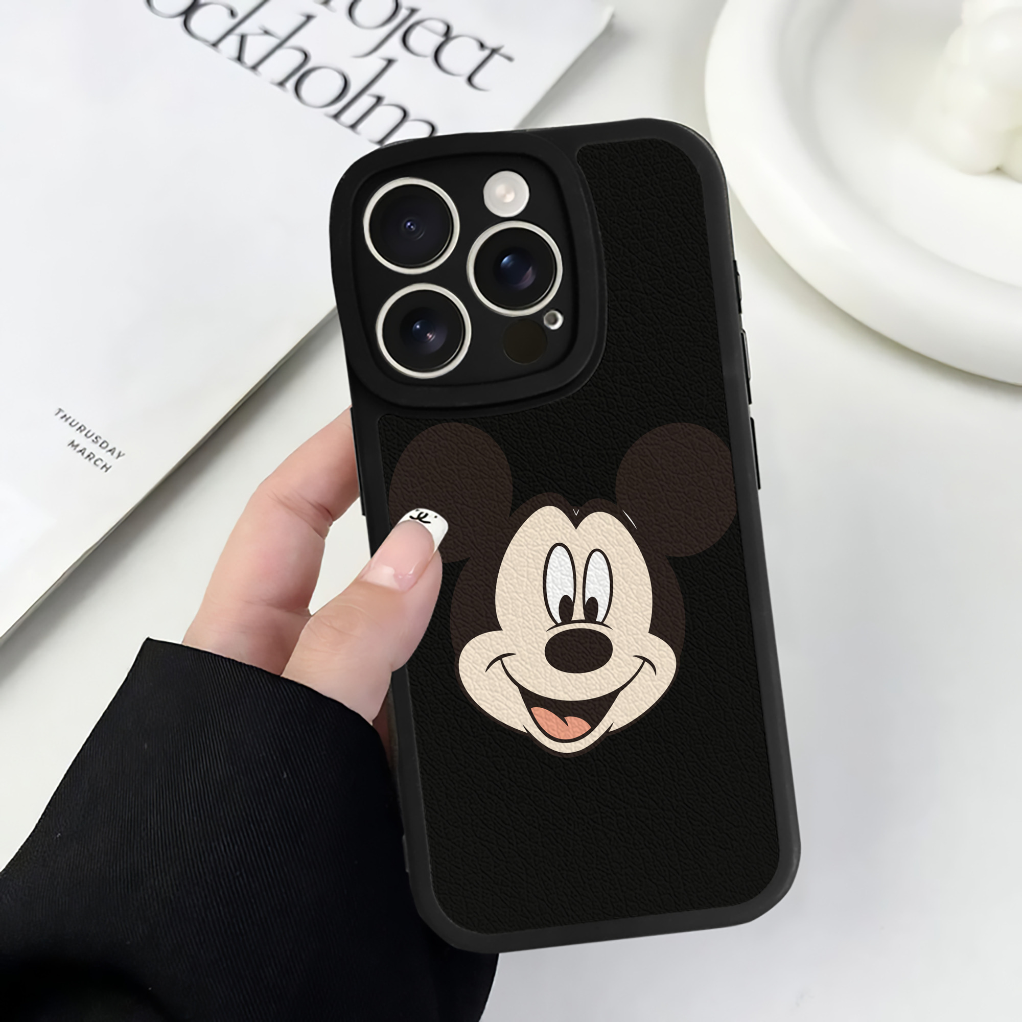 （画像用） ミッキーマウス Mickey Mouse 【iPhone 16シリーズ対応】シリコンスマホケース（レザー調） 材質：シリコン